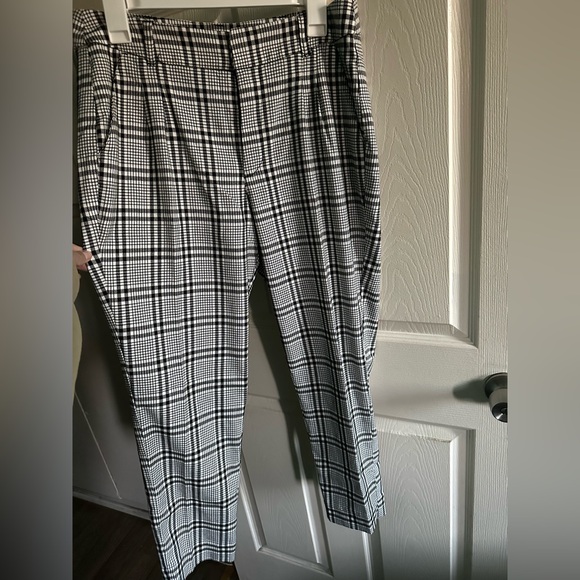 Abercrombie & Fitch Black & White Plaid Pants - Picture 4 of 12